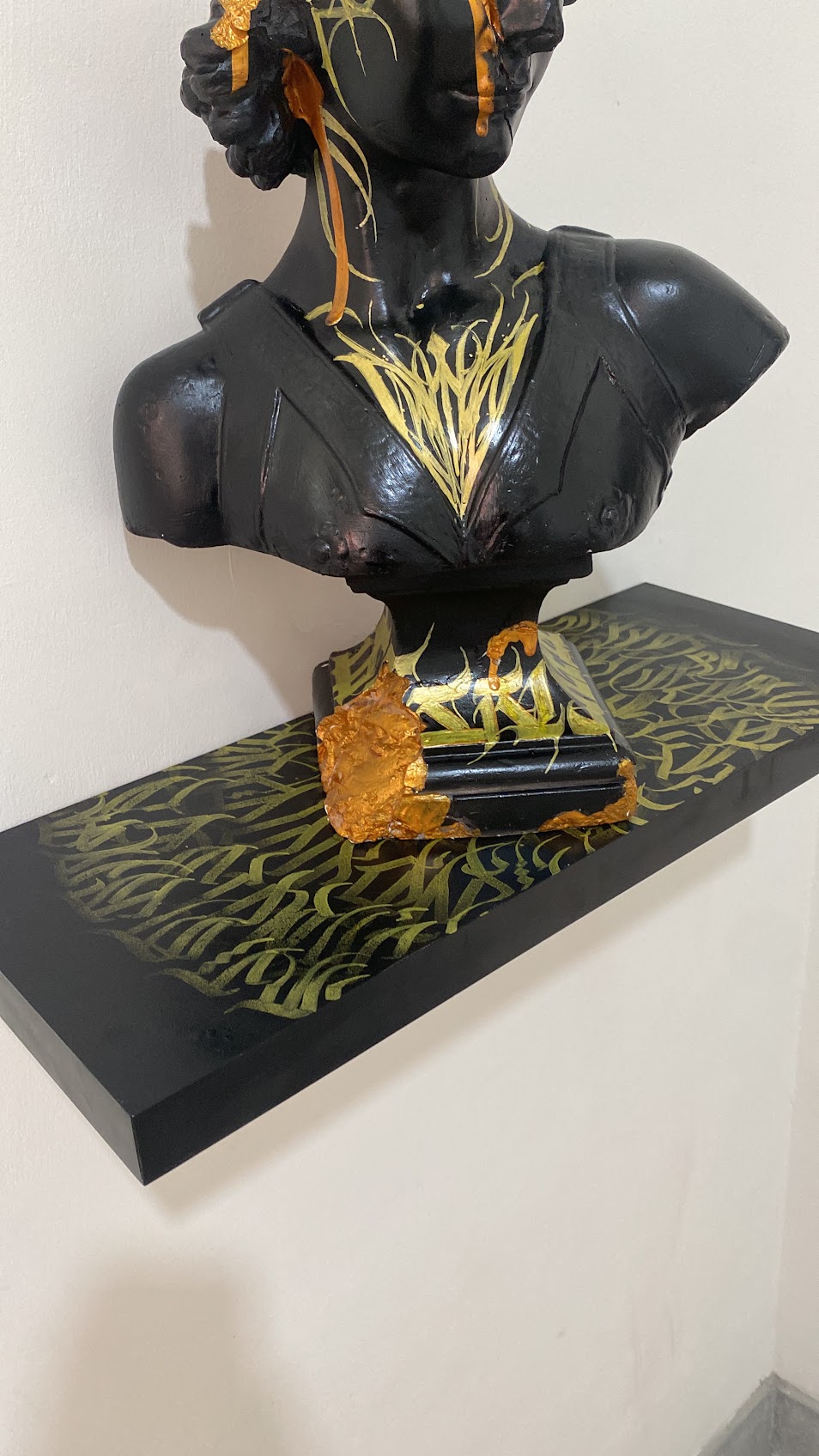 Detalle de un busto escultórico intervenido por Charles Days