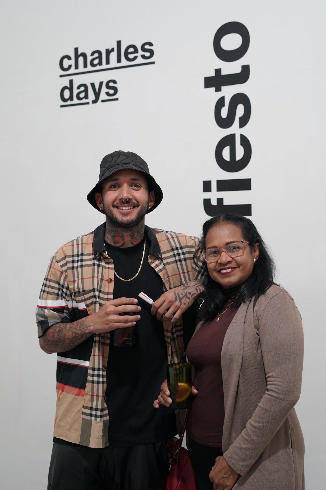 Charles Days junto a su madre