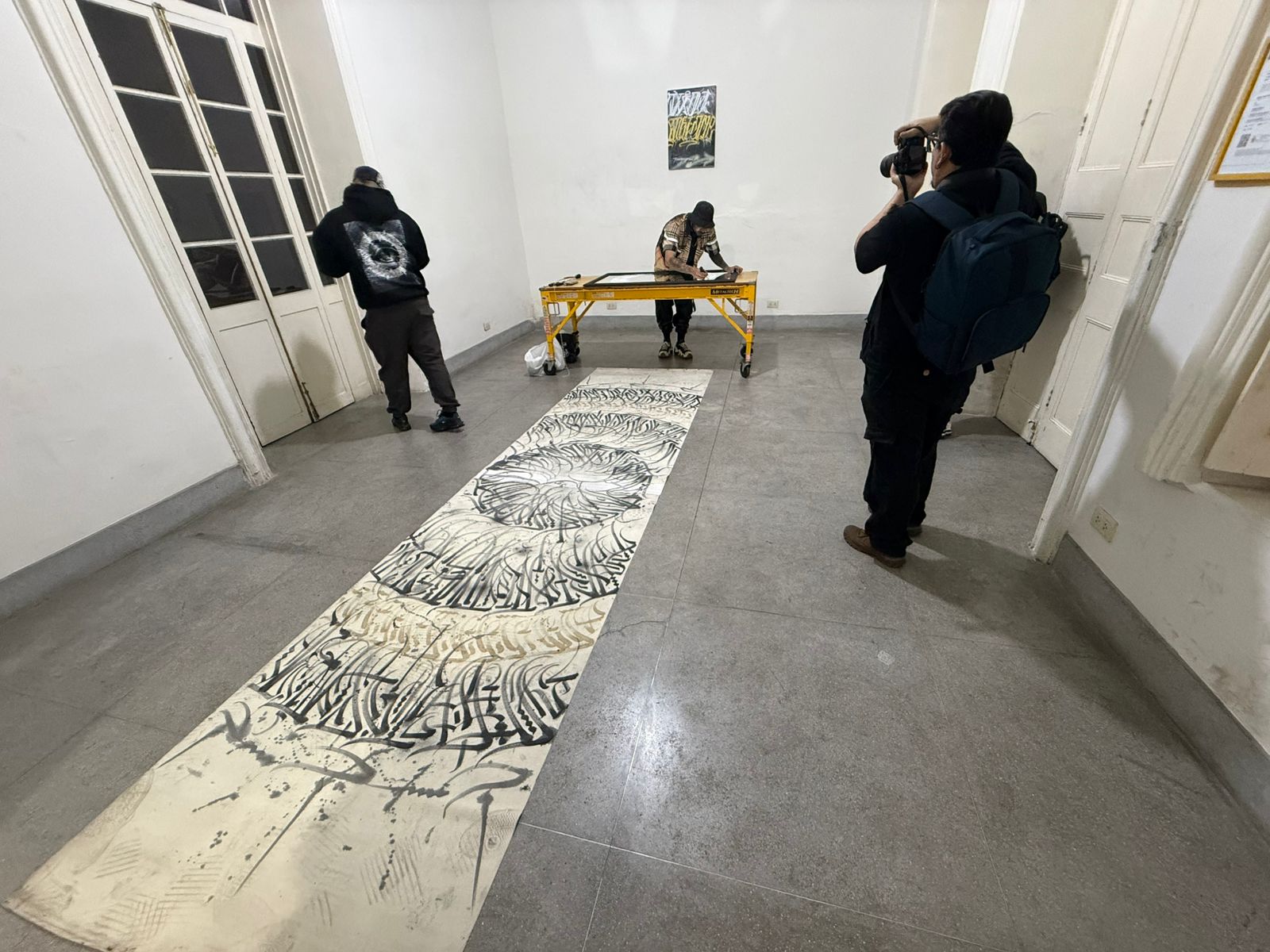 Instalación de piso durante el montaje de Manifiesto, con fotógrafos documentando la exhibición