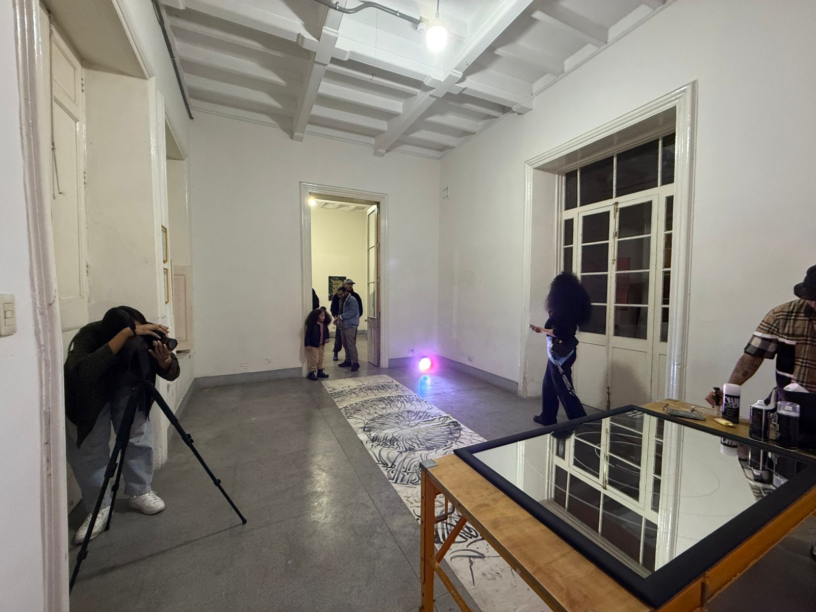 Vista general de la sala de exposición durante Manifiesto, primera exposición individual de Charles Days