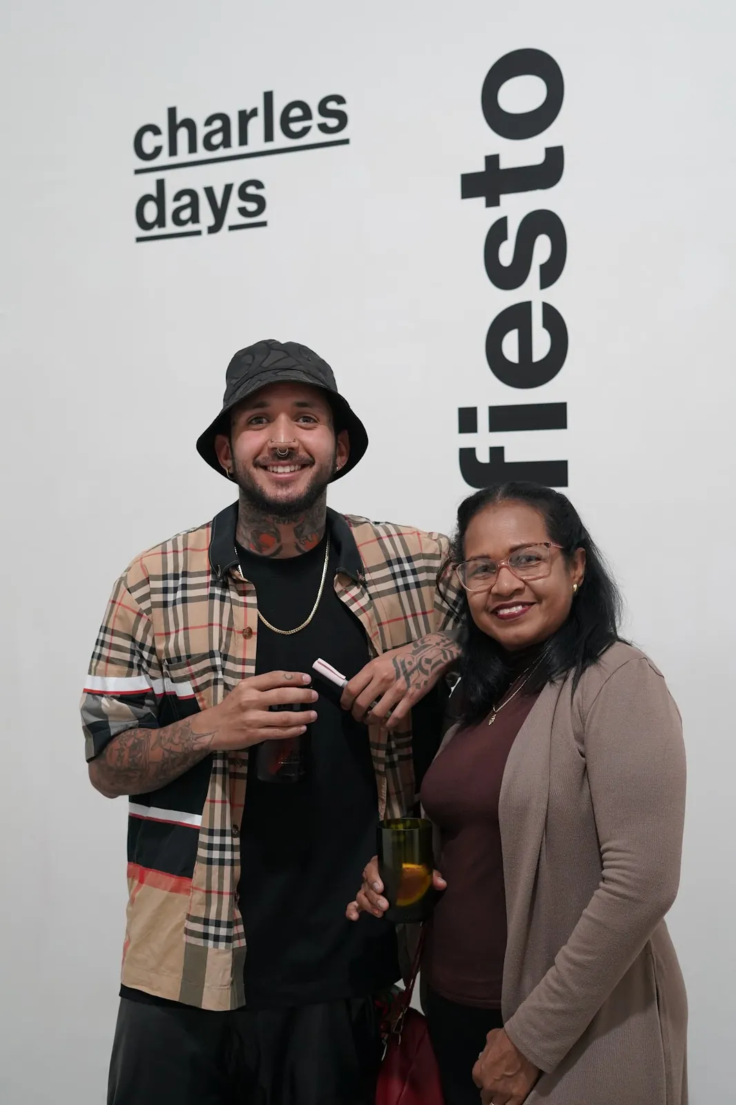 Charles Days junto a su madre