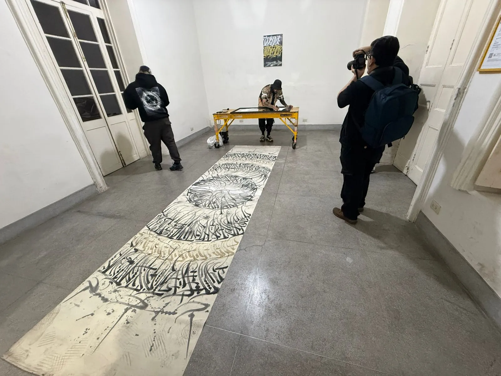 Instalación de piso durante el montaje de Manifiesto, con fotógrafos documentando la exhibición